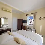 Ikio Concept Santorini Hotel *